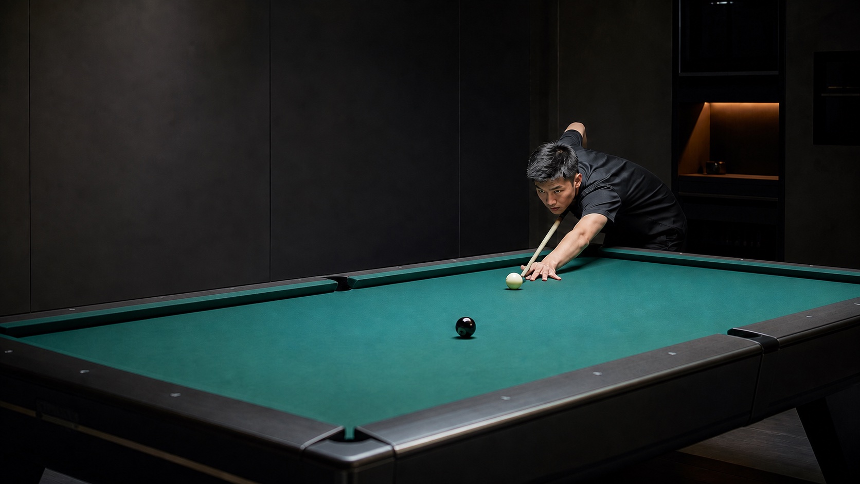 俯视中式八球球桌与球路分析画面